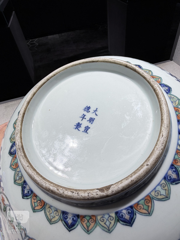 清乾隆 斗彩缠枝花卉大碗 - 图6